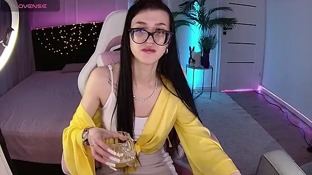 Snapshot of Ariella_Me chatting on May 2026 07:02:02 AM Ariella Me online show from May 2026 07:02:02 AM