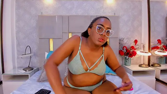 Snapshot of ZoeBrowns chatting on May 2026 12:02:01 PM ZoeBrowns online show from May 2026 12:02:01 PM