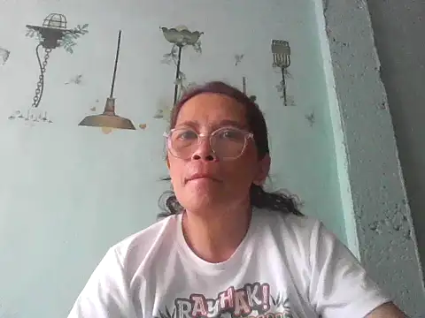 Snapshot of momshe2026 chatting on May 2026 08:00:01 AM momshe2026 online show from May 2026 08:00:01 AM