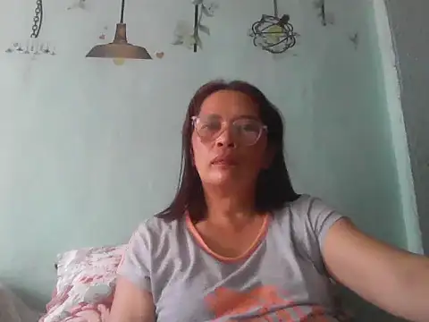 Snapshot of momshe2026 chatting on June 2026 07:50:02 AM momshe2026 online show from June 2026 07:50:02 AM