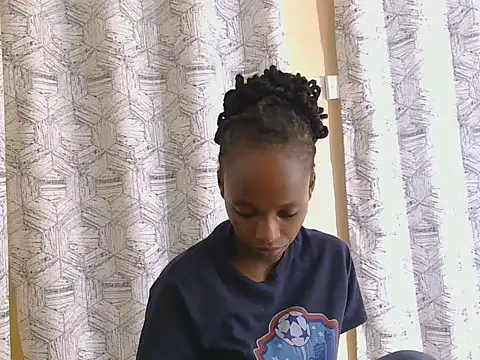 Petitemissy online show from May 2026 01:17:01 PM