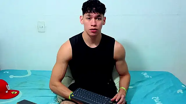 Snapshot of Luke_Muscle chatting on June 2026 01:39:01 AM Luke Muscle online show from June 2026 01:39:01 AM