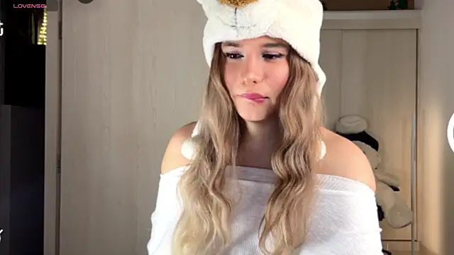 Snapshot of goldenangel_4u chatting on July 2026 04:07:02 AM goldenangel 4u online show from July 2026 04:07:02 AM