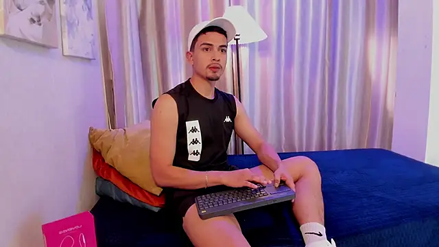 Snapshot of willy_diamond chatting on June 2026 07:02:02 PM willy diamond online show from June 2026 07:02:02 PM