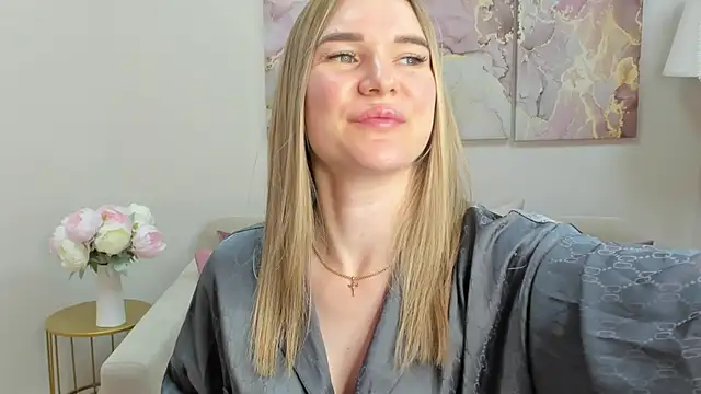 Snapshot of RoxyReignn chatting on June 2026 12:32:02 AM RoxyReignn online show from June 2026 12:32:02 AM