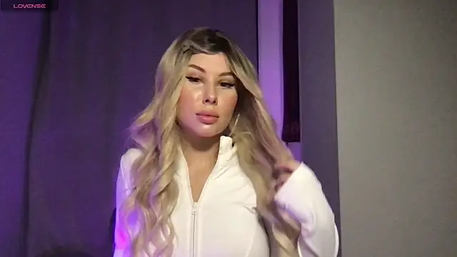 Snapshot of Lili_Weiss chatting on June 2026 06:13:02 PM Lili Weiss online show from June 2026 06:13:02 PM