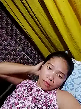 Snapshot of hotmom_lyn chatting on June 2026 05:33:02 PM hotmom lyn online show from June 2026 05:33:02 PM