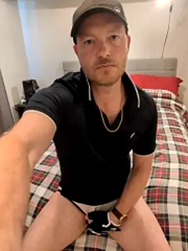 Snapshot of Straight_GuyUK chatting on May 2026 01:18:02 PM Straight GuyUK online show from May 2026 01:18:02 PM