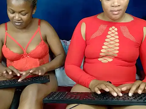 Snapshot of YellowMellow18 chatting on June 2026 12:32:02 AM YellowMellow18 online show from June 2026 12:32:02 AM