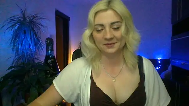 Snapshot of LunaaKiss chatting on June 2026 07:40:01 PM LunaaKiss online show from June 2026 07:40:01 PM