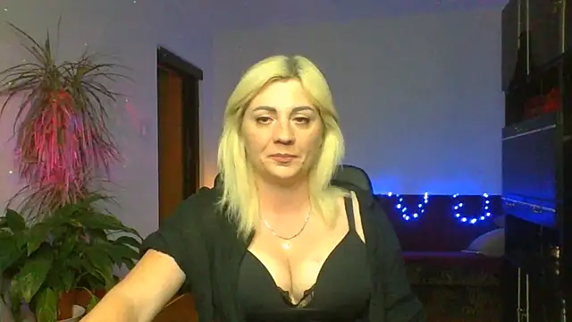 Snapshot of LunaaKiss chatting on July 2026 07:43:01 PM LunaaKiss online show from July 2026 07:43:01 PM