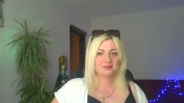 Snapshot of LunaaKiss chatting on July 2026 05:23:02 PM LunaaKiss online show from July 2026 05:23:02 PM