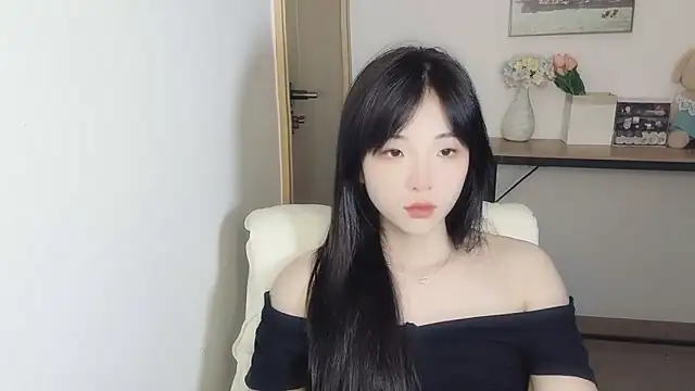 Snapshot of Louise-3 chatting on July 2026 11:27:01 AM Louise-3 online show from July 2026 11:27:01 AM