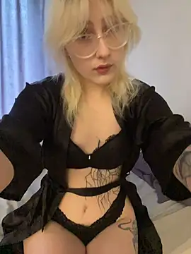 Snapshot of xp_blondie chatting on June 2026 01:43:02 PM xp blondie online show from June 2026 01:43:02 PM