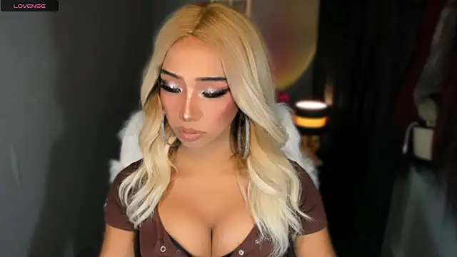 Snapshot of Attractive_Goddess_Isla chatting on June 2026 01:20:02 PM Attractive Goddess Isla online show from June 2026 01:20:02 PM