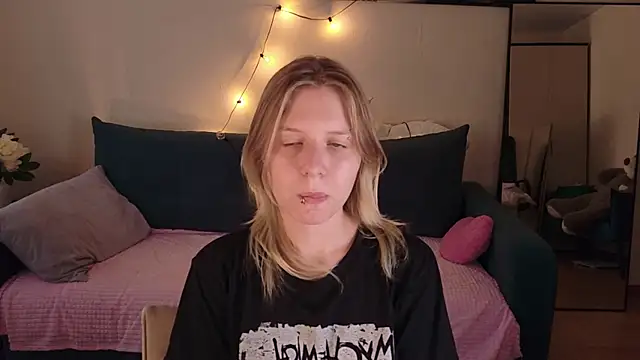 Snapshot of Viki_Charm chatting on July 2026 08:05:01 AM Viki Charm online show from July 2026 08:05:01 AM