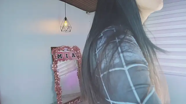 mia zafirr online show from July 2026 09:35:01 PM