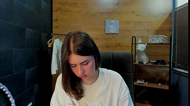 Snapshot of PaulineeJones chatting on June 2026 09:10:02 AM PaulineeJones online show from June 2026 09:10:02 AM