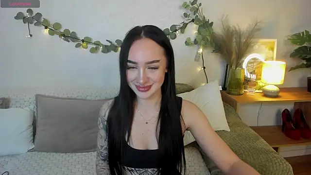 Snapshot of MayaGlamour chatting on June 2026 06:27:02 AM MayaGlamour online show from June 2026 06:27:02 AM