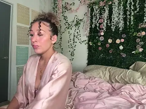 Snapshot of LyraCovee chatting on June 2026 02:37:02 AM LyraCovee online show from June 2026 02:37:02 AM