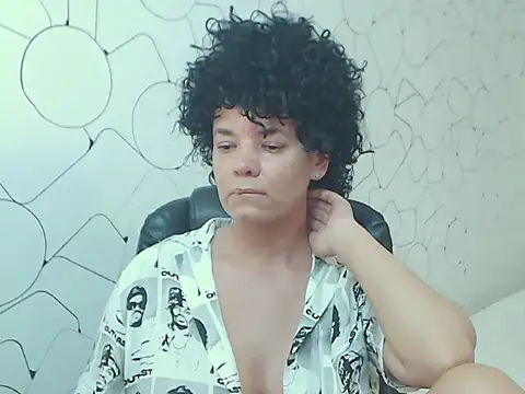 Snapshot of CurlyMood chatting on June 2026 02:44:02 PM CurlyMood online show from June 2026 02:44:02 PM