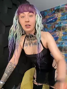 Snapshot of MoonAndDagger chatting on June 2026 06:25:01 AM MoonAndDagger online show from June 2026 06:25:01 AM
