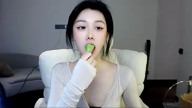 Snapshot of SylvieMaya chatting on June 2026 05:30:02 PM SylvieMaya online show from June 2026 05:30:02 PM