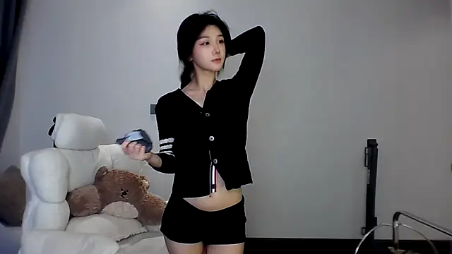 Snapshot of SylvieMaya chatting on July 2026 05:00:01 PM SylvieMaya online show from July 2026 05:00:01 PM