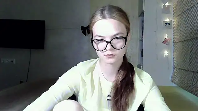 Snapshot of AvrilGillig chatting on June 2026 04:16:02 PM AvrilGillig online show from June 2026 04:16:02 PM