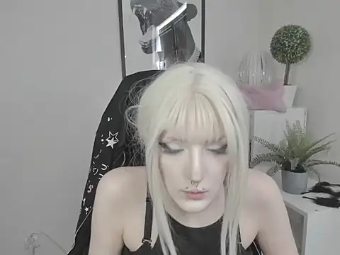 Snapshot of NikaDream chatting on July 2026 12:47:02 PM NikaDream online show from July 2026 12:47:02 PM