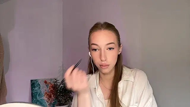 Snapshot of TraceyHowey chatting on June 2026 08:27:02 AM TraceyHowey online show from June 2026 08:27:02 AM