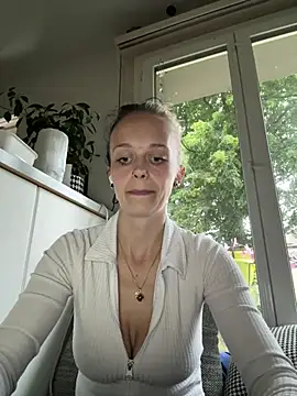 Snapshot of LillyWannaPlay chatting on June 2026 06:28:02 PM LillyWannaPlay online show from June 2026 06:28:02 PM