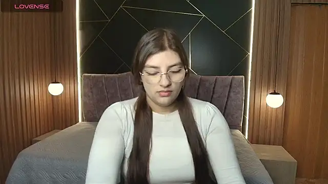 IsisRosee online show from June 2026 12:06:01 PM
