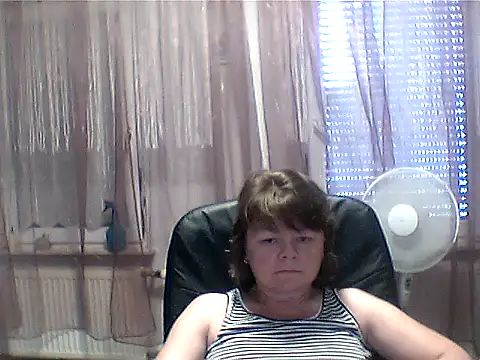Snapshot of MoonLady40 chatting on June 2026 11:29:02 AM MoonLady40 online show from June 2026 11:29:02 AM