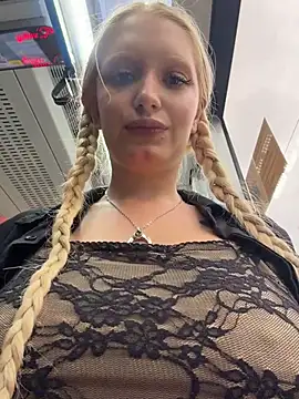 Snapshot of Elfi_InPublic chatting on July 2026 04:07:02 AM Elfi InPublic online show from July 2026 04:07:02 AM