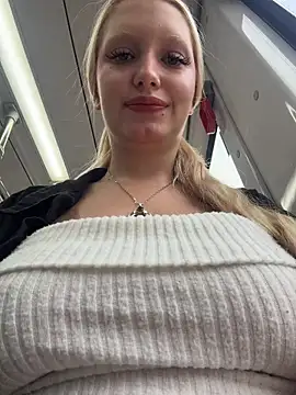Snapshot of Elfi_InPublic chatting on July 2026 04:30:01 AM Elfi InPublic online show from July 2026 04:30:01 AM