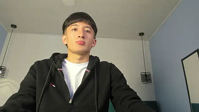 Snapshot of alejo_leon chatting on June 2026 01:15:01 PM alejo leon online show from June 2026 01:15:01 PM