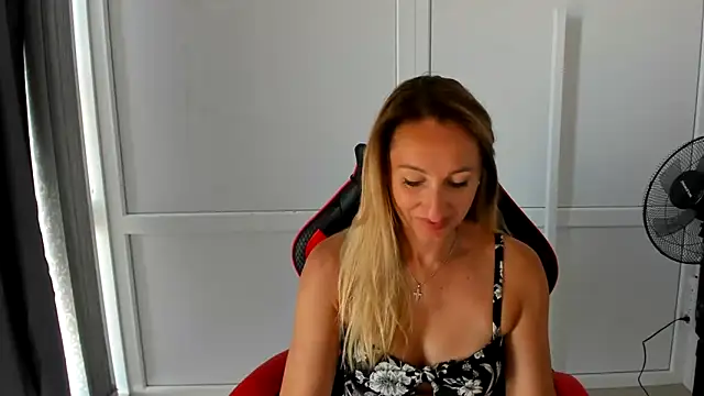 LilyDreamm online show from June 2026 06:19:02 AM