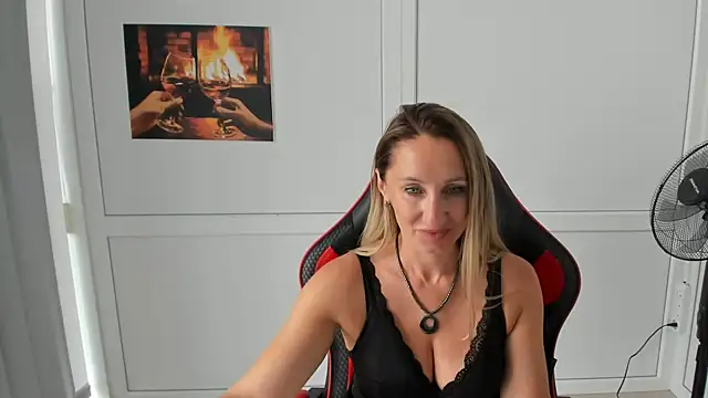 LilyDreamm online show from July 2026 10:35:02 AM