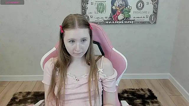 Snapshot of LiliTiny chatting on June 2026 02:21:01 AM LiliTiny online show from June 2026 02:21:01 AM