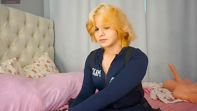 Snapshot of KristaLeenz chatting on June 2026 11:58:01 PM KristaLeenz online show from June 2026 11:58:01 PM