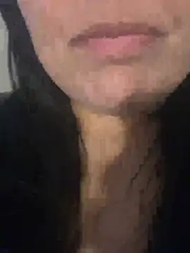 Snapshot of Quiqui28 chatting on June 2026 08:33:01 PM Quiqui28 online show from June 2026 08:33:01 PM