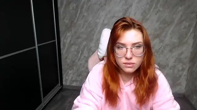 Snapshot of Reginasmilee chatting on February 2026 01:04:02 AM Reginasmilee online show from February 2026 01:04:02 AM