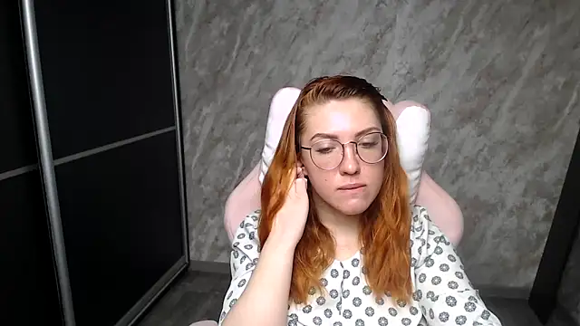 Snapshot of Reginasmilee chatting on February 2026 04:42:02 AM Reginasmilee online show from February 2026 04:42:02 AM