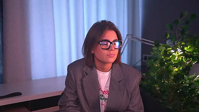 LovettaBenne online show from July 2026 08:40:01 AM