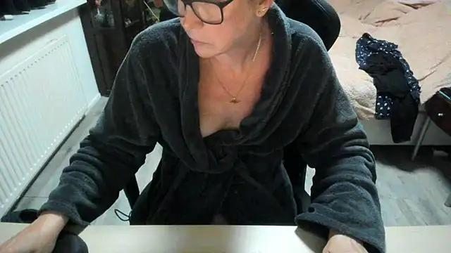 minoesje37 online show from October 2025 08:35:01 PM