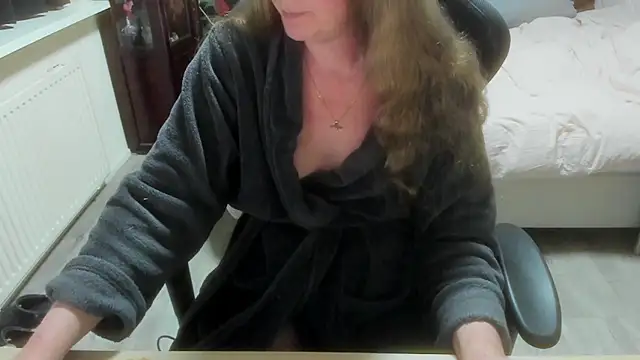 minoesje37 online show from February 2026 08:32:02 PM