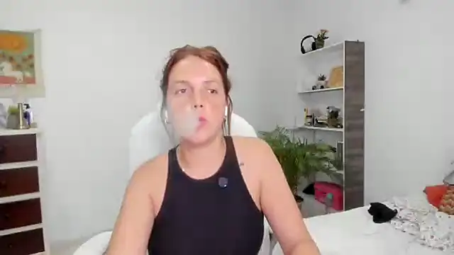 Snapshot of thered_QueenX chatting on February 2025 12:35:01 AM thered QueenX online show from February 2025 12:35:01 AM