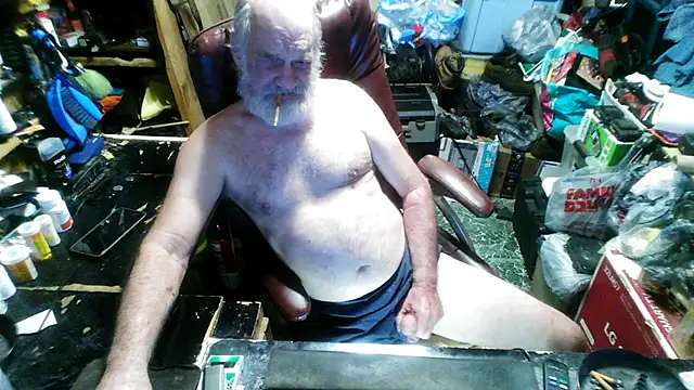 Snapshot of russtee chatting on November 2025 04:18:02 PM russtee online show from November 2025 04:18:02 PM