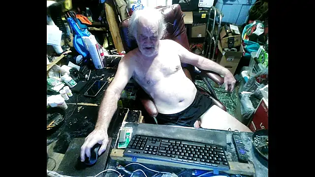 Snapshot of russtee chatting on January 2026 07:39:02 PM russtee online show from January 2026 07:39:02 PM